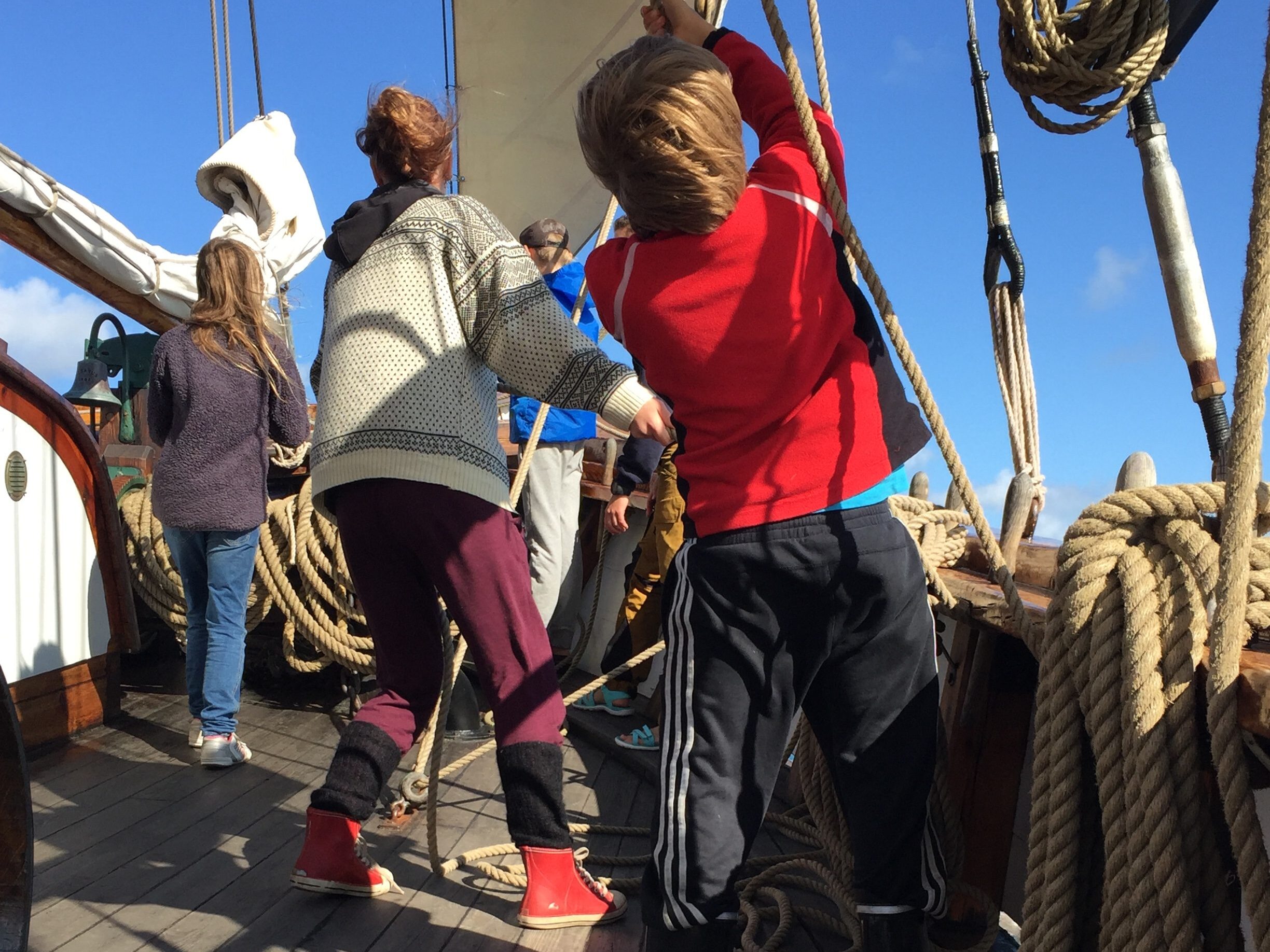 Ungdomar hissar segel på Albanus